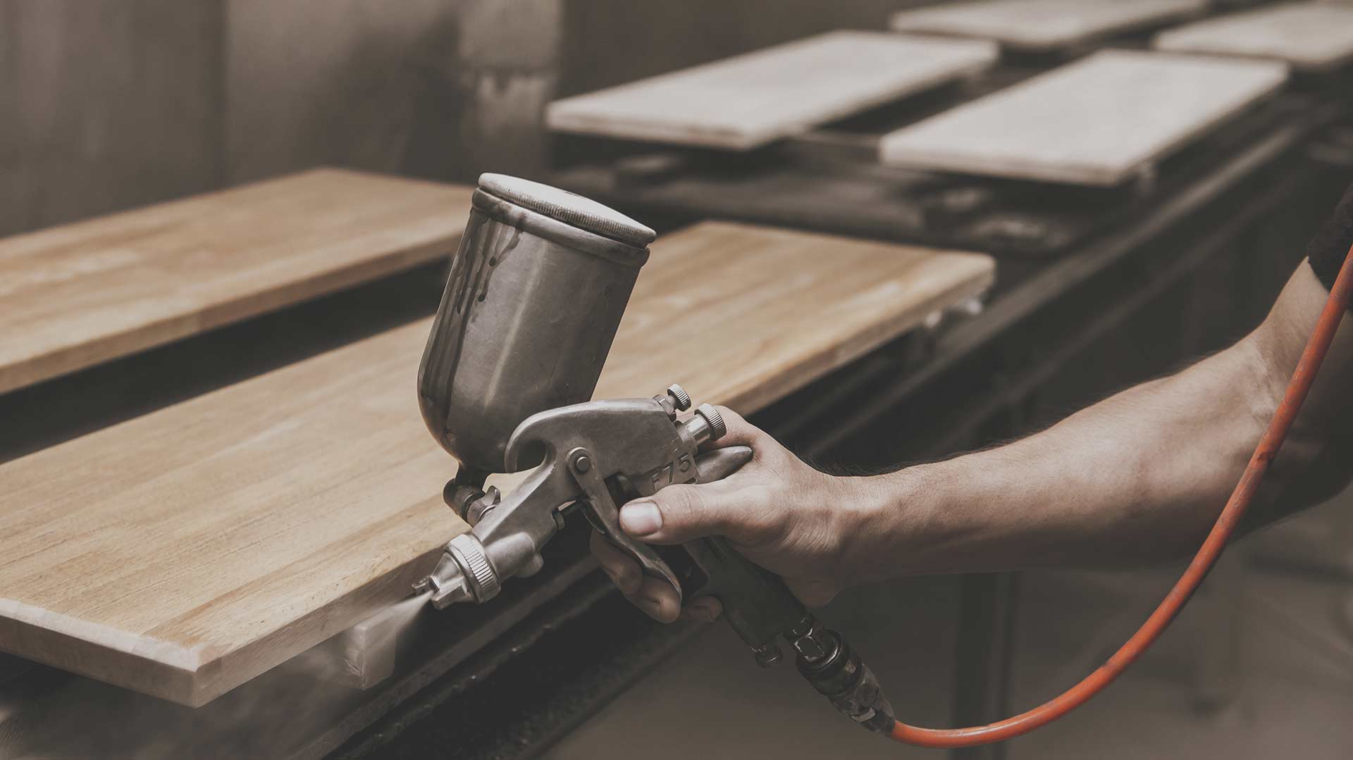 Drzwi zewnętrzne: Jak zadbać o estetyczne wykończenie drzwi wejściowych?